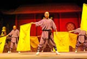 Shaolin-Mönche mit Fahnen 
