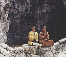 Praktizierende Buddhisten auf grünem Wasser